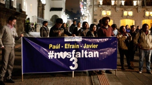 "Por Javier... nadie se cansa", "Por Paúl... nadie se cansa", "Por Efraín... nadie se cansa", reclamaron los manifestantes. Foto: EFE