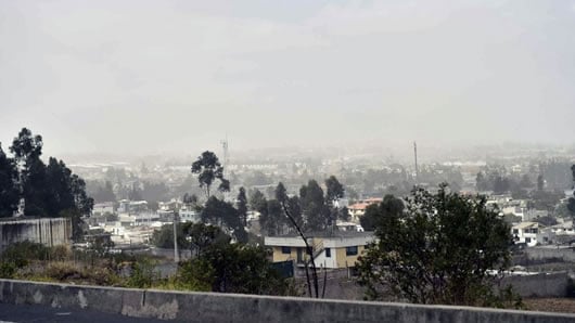Nube de polvo sobre Quito tras el sismo de magnitud preliminar 5,1 en la escala abierta de Richter. AFP