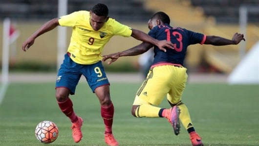 El jugador de Ecuador Herlin Lino (izq.) disputa el balón con el jugador de Colombia Ever Valencia durante un partido por el Campeonato Sudamericano Sub-20 Ecuador 2017. Foto: EFE.