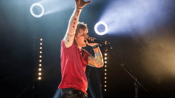 El cantante tuvo que cambiar de escenario debido a la gran demanda del público.