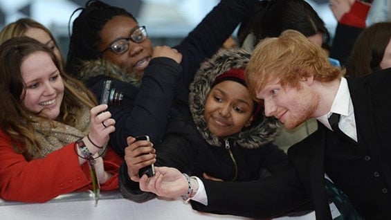 Ed Sheeran posó con sus seguidores a su llegada a la ceremonia de los Premios Brit en el O2 Arena de Greenwich. Foto: EFE.