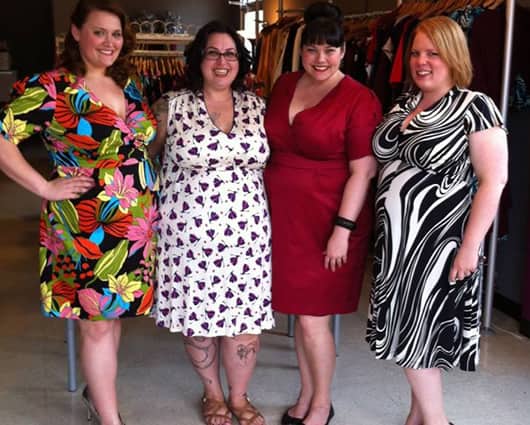 De vestido blanco la diseñadora Eden Miller. Foto: Facebook oficial