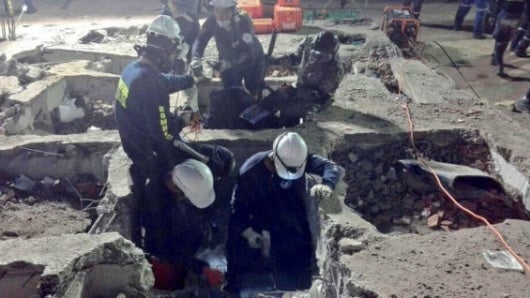 Los socorristas continúan buscando sobrevivientes. Foto: Bomberos