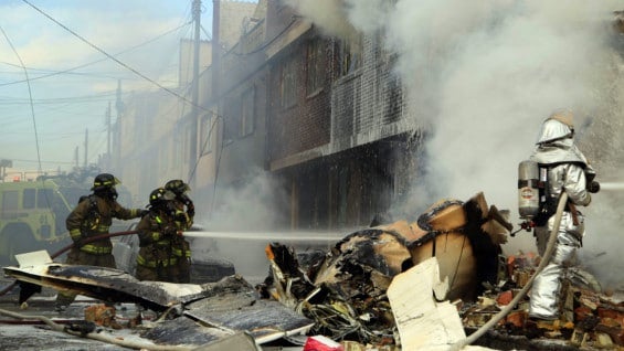 La avioneta cayó sobre una panadería del barrio El Luján. Foto: EFE