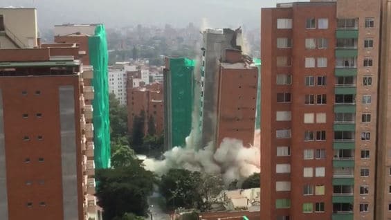 La implosión del edificio Bernavento en Medellín.