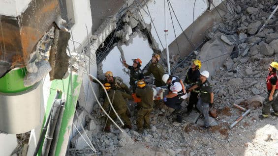 Dos muertos y cinco desaparecidos tras derrumbe de edificio en Tel Aviv ...