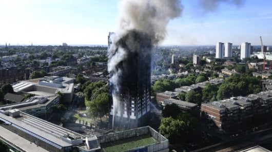 Unos 200 bomberos atienden la emergencia. Foto: AFP