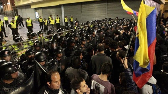 Este jueves miles de personas se reunieron en Quito y Guayaquil, Ecuador, para protestar contra el presidente Rafael Correa. Foto: EFE.