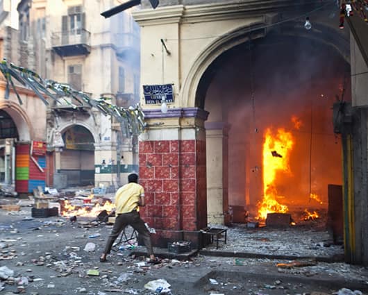 Imágenes difundidas por televisión, desde dentro del templo, muestran a manifestantes que están siendo atacados. Foto: AFP