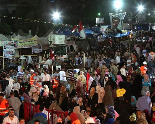 Manifestantes a favor de Mursi se encuentran cerca a la mezquita de Rabaa al-Adawiya en El Cairo, Egipto. Foto EFE.