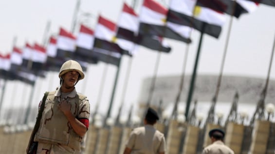 Soldados durante el funeral del fiscal general de Egipto. Foto: EFE
