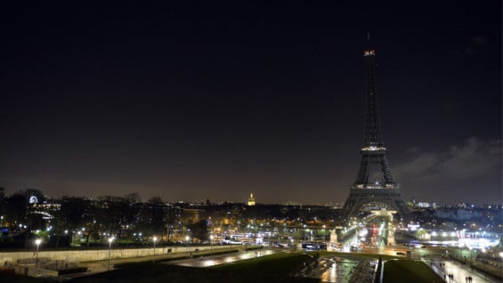 A mediodía, Francia guardó un minuto de silencio en honor a las víctimas. Foto: EFE