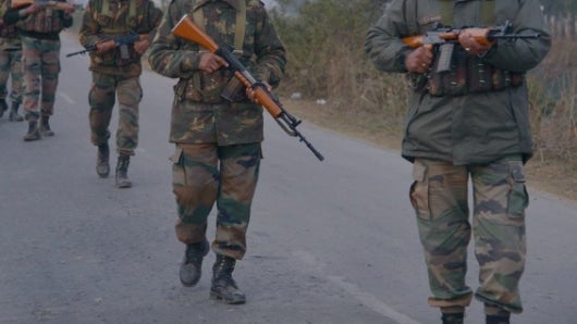 Miembros del Ejército de India reforzaron la zona tras el ataque a la base militar. Foto: AFP.