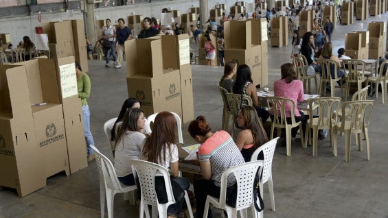 Según el informe, muchos de los candidatos salieron de la cárcel y otra vez están participando en política. Foto: AFP.