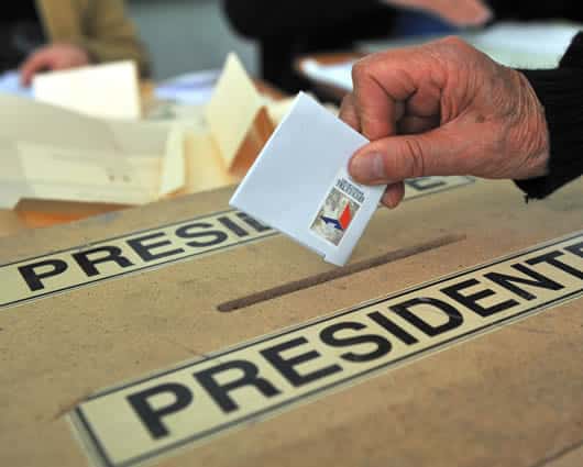 Los chilenos en el extranjero podrán votar para elegir Presidente de la República y en los plebiscitos nacionales. Foto: AFP