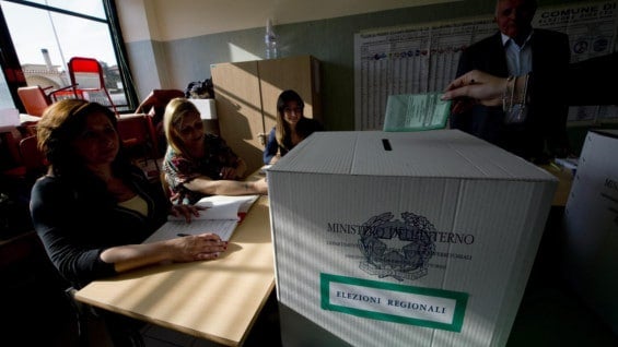 Punto de votación cerca de Nápoles. Foto: EFE