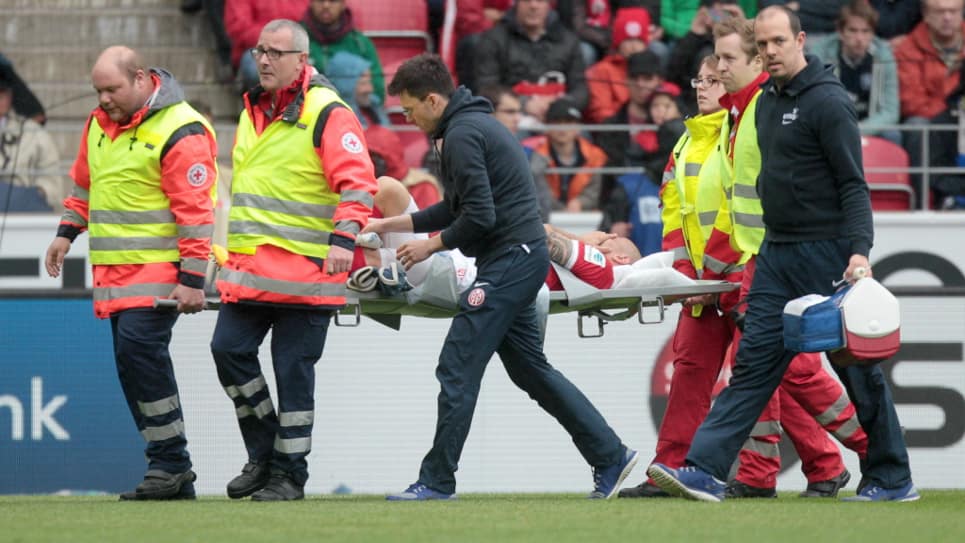 El jugador salió en camilla y muy adolorido. Foto: EFE