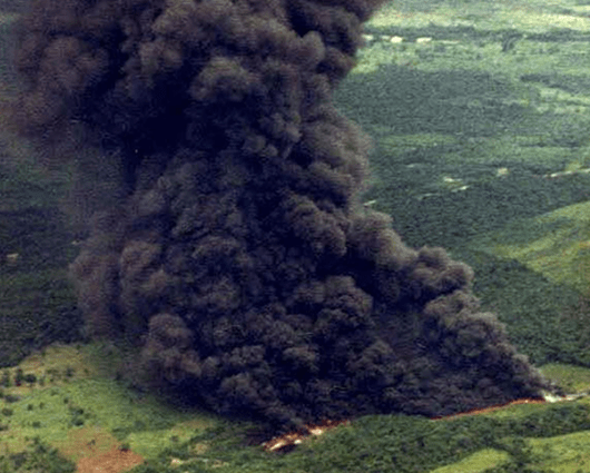 El incendio fue provocado por explosivos puestos por el ELN. Foto: AFP