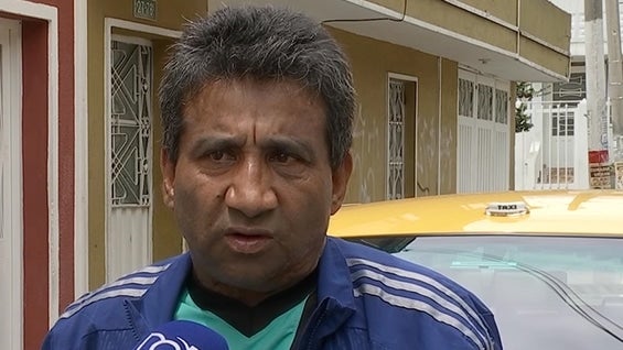 El taxista asegura que creyó que el dinero de los extranjeros hacia parte de una propina.