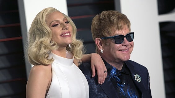 Lady Gaga y Elton John en la fiesta de los premios Oscar de Vanity Fair. Foto: AFP.