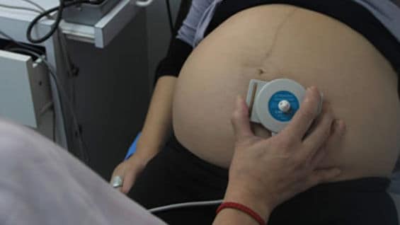 La mujer en la actualidad tiene dos hijos menores. Foto: AFP.