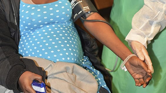 Aunque la madre de la menor y las ONG estén de acuerdo de aplicar el aborto, la niña quiere seguir con el embarazo. Foto: EFE