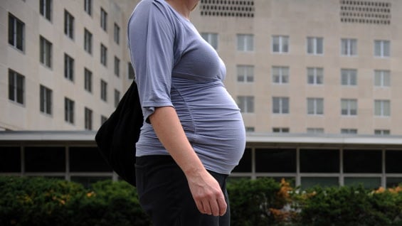 Hasta el momento se han confirmado 459 casos de mujeres embarazadas infectadas con el virus. Foto: AFP.