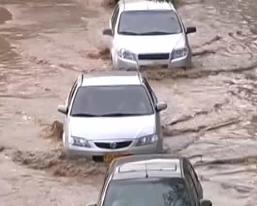 Centenares de carros y motos se quedaron atascados en el camino. Fotos: Noticias RCN