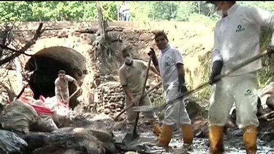 Equipos de emergencia adelantan la limpieza del combustible. Foto: NoticiasRCN