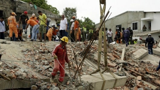 Autoridades buscan sobrevivientes luego de que un edificio en construcción colapsara en Cartagena. Foto: EFE.