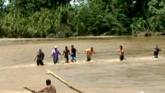 Los pobladores cruzan a pie o en balsas las corrientes. Foto:tomada de NoticiasRCN
