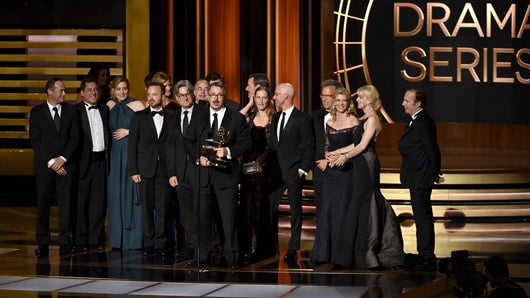 El elenco de la serie Breaking Bad recibiendo el premio más esperado de la noche. Foto: AFP.