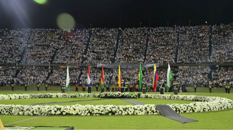 "Estamos contigo Chape" o "Somos todos Chapecoense", son algunas de las pancartas extendidas en una de las tribunas del Atanasio Giradot. Foto: @AlcaldiadeMed