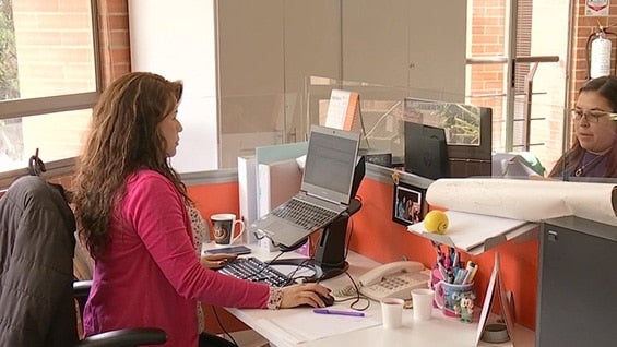 85 de cada 100 personas ocupadas en el país ganan menos de dos salarios mínimos. Foto Noticias RCN