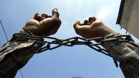 El joven fue encontrado amarrado en la habitación de un motel de Bogotpa. Foto: AFP