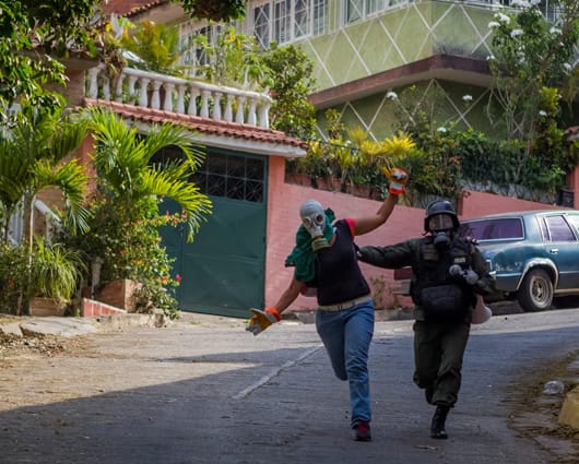 La Policía capturó a varios jóvenes encapuchados. Foto: EFE