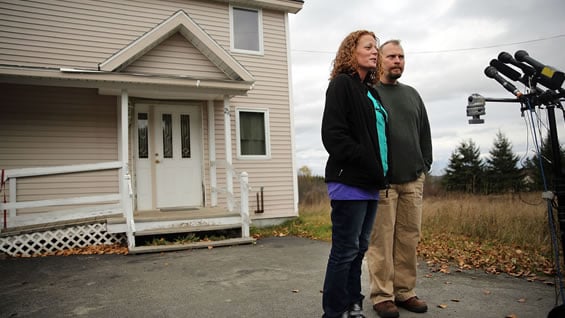 Kaci Hickox frente a su casa. Foto: AFP