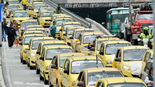 A esta hora la situación comienza a regresar a la normalidad, pero en el sitio permanecen unidades de la Policía y el Esmad para garantizar la seguridad en la zona. Foto Agencia AFP