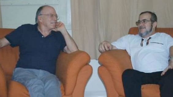 Enrique Santos Calderón, hermano del presidente Juan Manuel Santos y el jefe máximo de las Farc, alias 'Timochenko'. Foto: Noticias RCN.