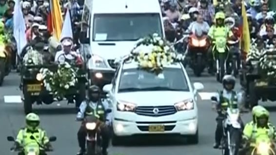 Cientos de ciudadanos salieron a las calles para despedir a los uniformados. Foto: Noticias RCN.