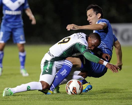 El argentino Alejandro Ariel Cabrall disputa un balón con José Alcides Moreno. Foto: EFE