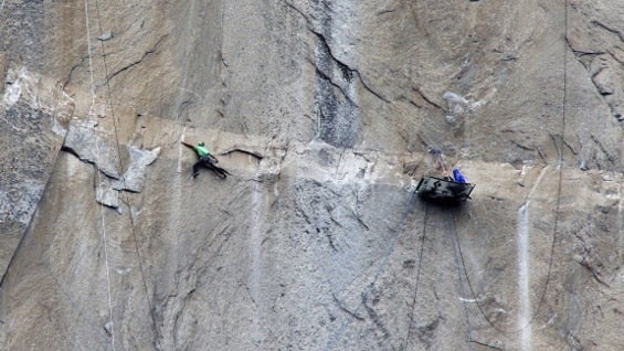 Caldwell, de 36 años, y Jorgeson, de 30, escalando El Capitán. Foto: EFE