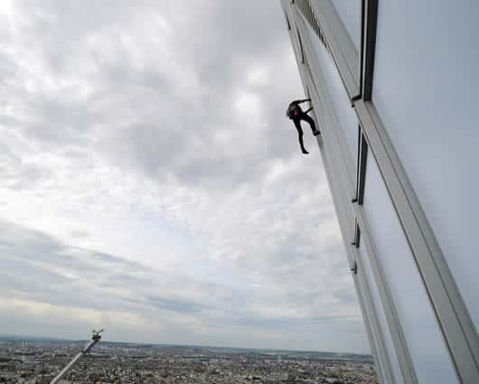 Alain Robert, ‘el hombre araña francés’, escaló el edificio más alto de París en 2012. Foto: AFP