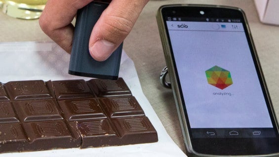 Scio escaneando un pedazo de chocolate. Foto: AFP