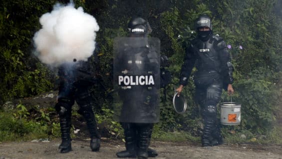 Hombres del Esmad disparando gases durante el paro. Foto: AFP