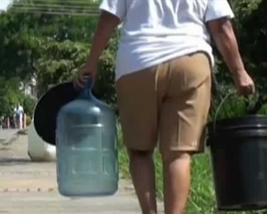 Miles de personas siguen cargando el agua en canecas / Noticias RCN
