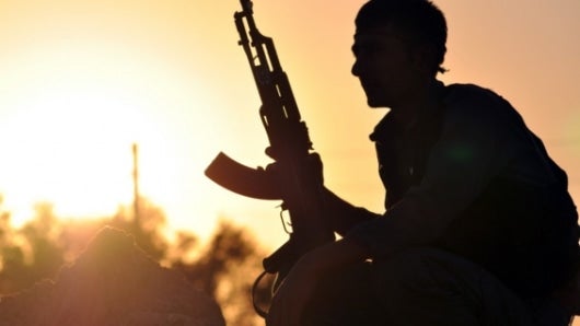 Soldado kurdo cerca de Raqa. Foto: AFP