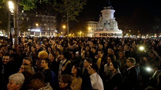 La gente, aterrorizada por una circunstancia aún no aclarada, buscó refugio en cafés y calles. Foto: AFP.