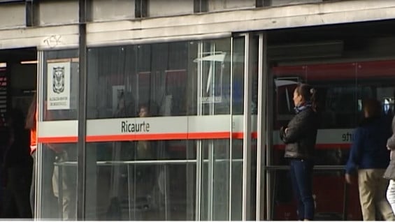 El enfrentamiento se registró en la estación Ricaurte de Transmilenio. Foto:NoticiasRCN.com