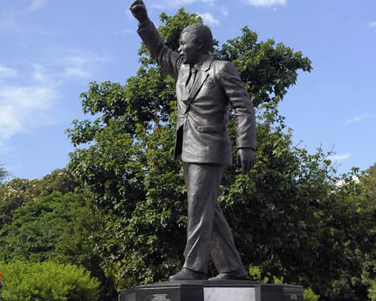 En distintos lugares se han ubicado esculturas en homenaje a Mandela. Foto: AFP